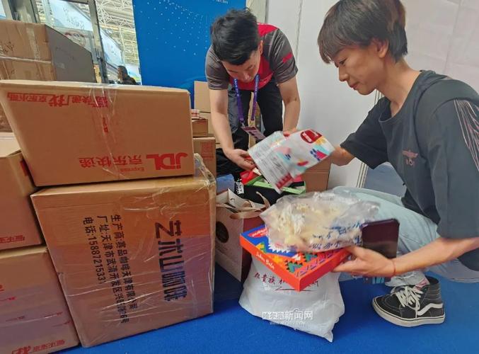 展会新看点展会好物多即逛即买现场邮快递小哥忙打包
